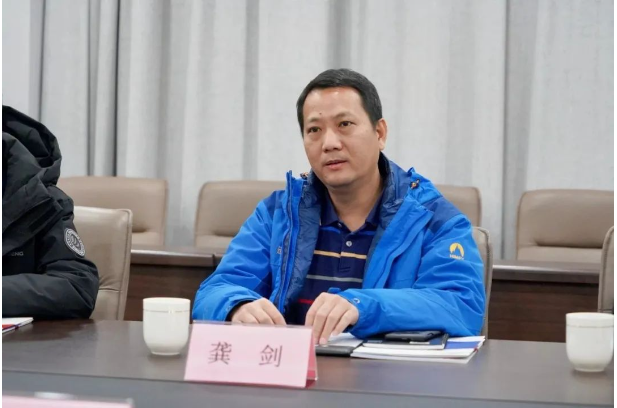 座談會上山東華凌電纜副總裁、董事會秘書王飛先生向深交所、市金融監管局領導介紹了企業發展歷程、行業情況、融資情況及上市工作情況，并表示華凌將做好基礎工作、穩健發展，加快上市進程。
