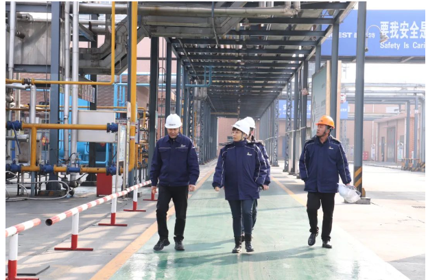 集團副總裁、熱電集團執行總裁郭新軍指出:春節后歷來是是安全事故易發、多發時期,員工受春節假期影響,易出現思想松懈麻痹,一些設備設施停運重新啟動后,易出現機械問題。他要求,各部門、車間負責人一定要嚴格履行安全生產責任人責任,切實增強思想認識,不斷壓實主體責任,抓好組織實施,親自帶隊進行檢查,及時掌握設備運行情況,對存在的安全隱患要做到及時發現,立行立改,保證生產設備處于最佳運行狀態,確保公司安全生產形勢穩定。 集團副總裁、熱電集團執行總裁郭新軍指出:春節后歷來是是安全事故易發、多發時期,員工受春節假期影響,易出現思想松懈麻痹,一些設備設施停運重新啟動后,易出現機械問題。他要求,各部門、車間負責人一定要嚴格履行安全生產責任人責任,切實增強思想認識,不斷壓實主體責任,抓好組織實施,親自帶隊進行檢查,及時掌握設備運行情況,對存在的安全隱患要做到及時發現,立行立改,保證生產設備處于最佳運行狀態,確保公司安全生產形勢穩定。