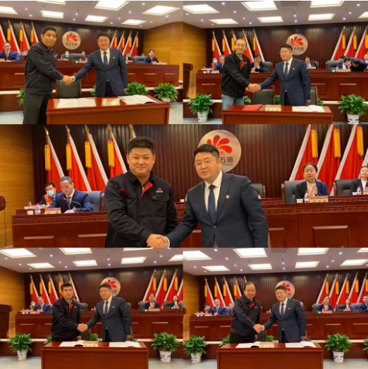 公司總經理、黨委副書記張航偉與延長橡膠公司、延長橡膠(泰國)公司、橡膠制品分公司、膠布制品分公司、石油橡塑制品分公司簽訂經濟目標責任書。 公司總經理、黨委副書記張航偉與延長橡膠公司、延長橡膠(泰國)公司、橡膠制品分公司、膠布制品分公司、石油橡塑制品分公司簽訂經濟目標責任書。