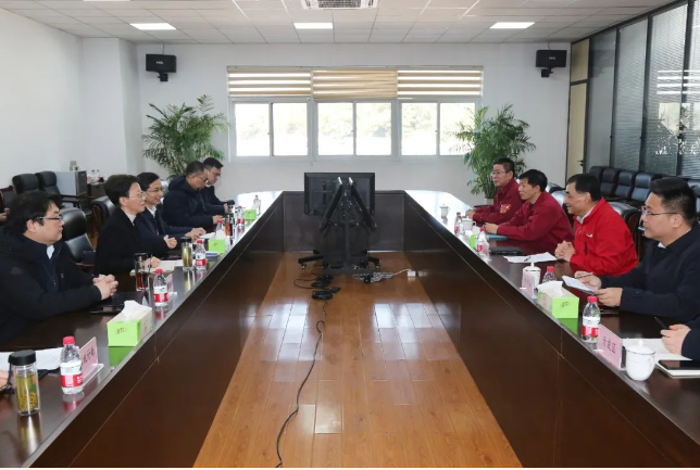 浙江省杭州市富陽區委書記吳玉鳳前往富陽經濟技術開發區，走訪了杭州中策清泉實業有限公司。