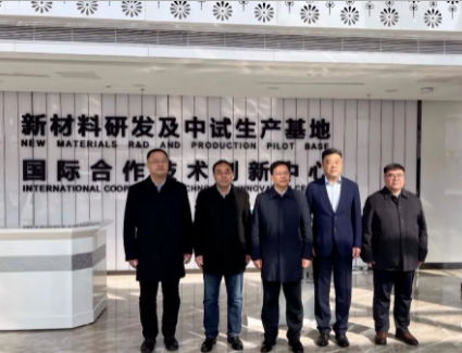 烏海市委書記唐毅帶領(lǐng)著一行人來到了青島黑貓研究院。