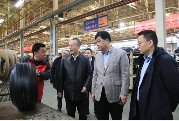 萬達(dá)集團(tuán)黨委書記、董事局主席尚吉永深入萬達(dá)寶通輪胎研究指導(dǎo)工作。