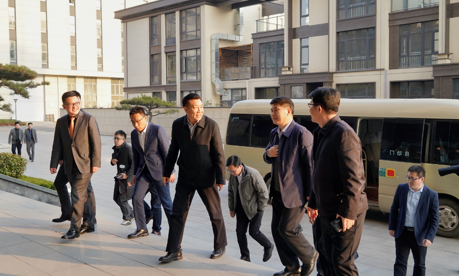 山東省濟南市軌道交通集團高層一行蒞臨山東華凌電纜有限公司進行實地考察與交流。