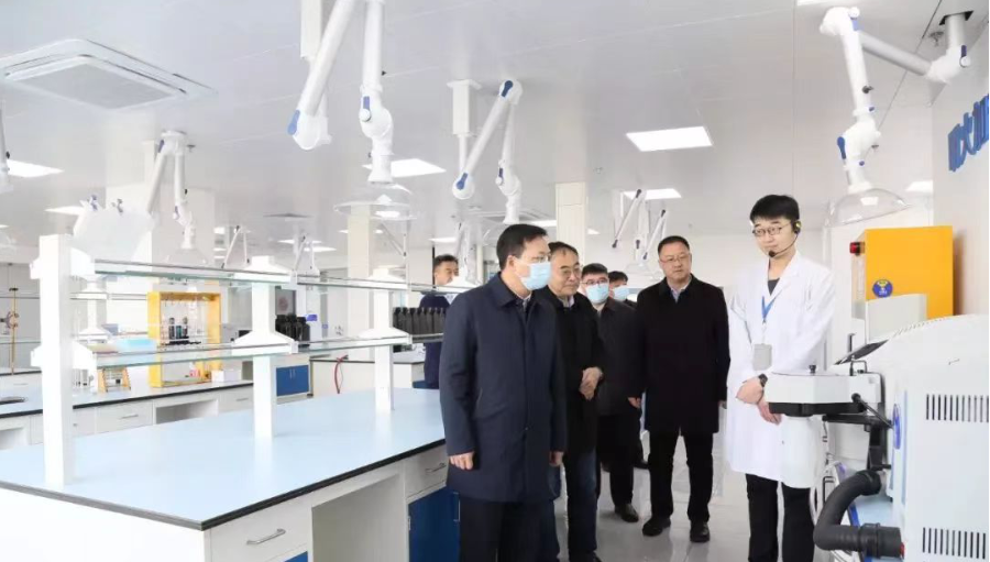 近日，烏海市委書記唐毅率領相關部門負責人赴青島和景德鎮考察黑貓集團，探討在碳基新材料、鋰電池負極材料和超導電炭黑等領域的投資合作，推動項目盡早落地建設。