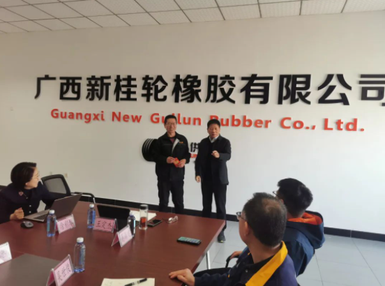 新桂輪公司的全體員工上下一心，抓住市場回暖行業向好的機遇，開展了“降本增效”為主題的十項改革活動，并取得了顯著成果。公司目前產銷兩旺，二月份的銷售業績更是創下歷史新高。針對這一突出表現，公司于2月25日召開提案改善表彰大會，對入選的十一項合理化建議提案進行評選，并頒發一二三等獎。會上，董事長王定杰等公司領導為獲得者團隊頒發了獎金。