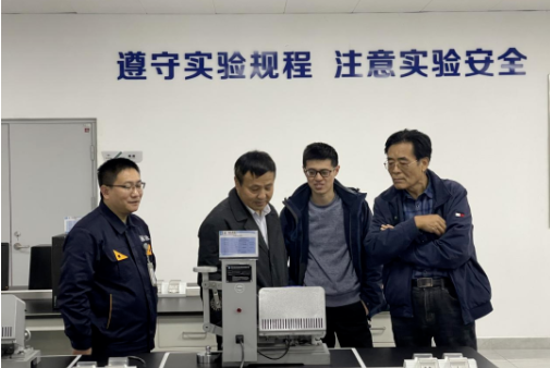 江西耐普礦機股份有限公司董事長鄭昊一行到訪青島黑貓研究院進行考察。這次考察旨在加強雙方合作，探討新的合作領域，為產業技術革新和高質量發展提供更好的支持。
