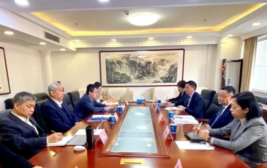 中國石油和化學(xué)工業(yè)聯(lián)合會(CPCIF)黨委書記李云鵬近日會見了卡博特公司執(zhí)行副總裁、高性能材料業(yè)務(wù)總裁、亞太區(qū)總裁朱戟一行，雙方就進一步深化合作、共同推進高質(zhì)量發(fā)展等方面進行了充分交流。此次會談在促進中國化工行業(yè)健康持續(xù)、綠色發(fā)展等方面具有重要的意義。