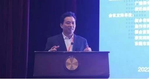 廢橡膠綜合利用分會秘書長祁學(xué)智匯報了行業(yè)發(fā)展基本情況，剖析了當(dāng)前行業(yè)發(fā)展的難點和痛點。他認(rèn)為，廢橡膠綜合利用行業(yè)的發(fā)展，需要進(jìn)一步增強規(guī)范意識，樹立規(guī)范發(fā)展理念;要從長遠(yuǎn)視角審視當(dāng)前行業(yè)和企業(yè)的發(fā)展;要樹立品牌意識，以品質(zhì)贏得市場和未來，以創(chuàng)新來應(yīng)對未來的新的變化;要積極創(chuàng)新，實現(xiàn)降本增效、節(jié)能減排。