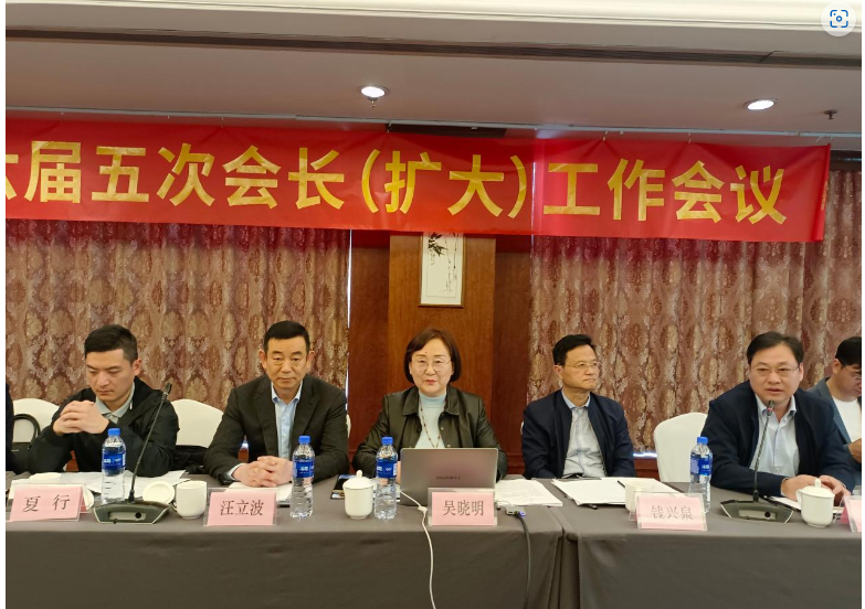 在會議的征求意見環節，大家暢所欲言、統一思想，分享了各自企業當前的情況，并就企業創新求發展、練好內功、多元化經營模式等方面提出了各自的想法和建議。大家也就協會下步工作計劃、企業的需求、難題等展開討論，積極為行業發展建言獻策，達成了共識，并進一步明確了協會下步的工作思路。