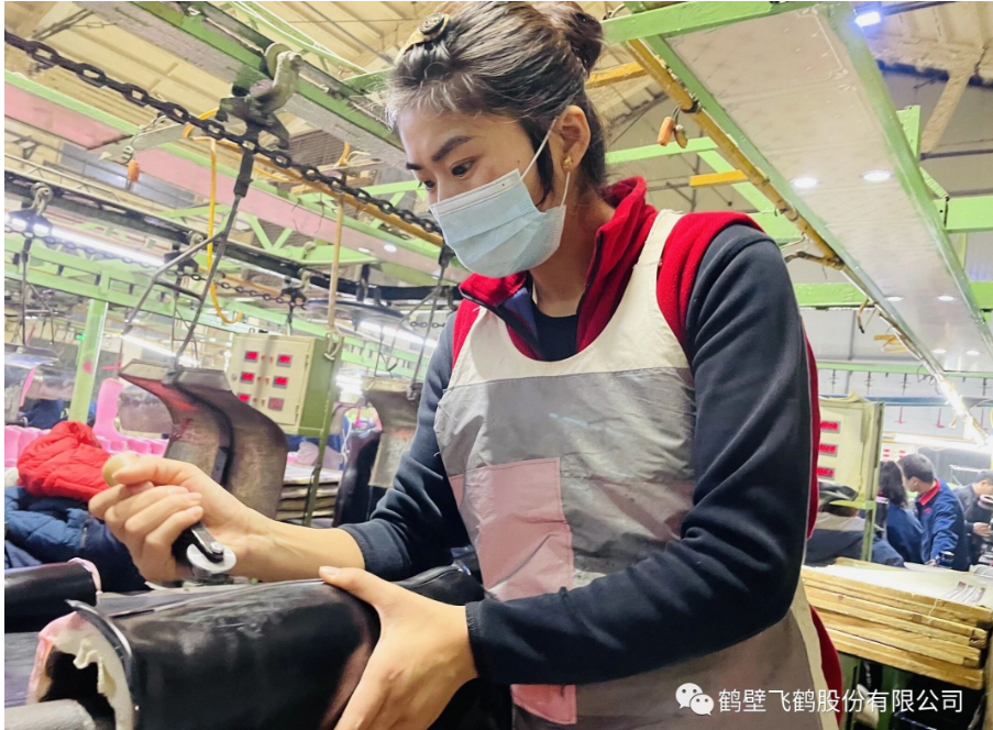對于2023年，鶴壁飛鶴股份有限公司的董事會報告指出，2023年是二十大開局之年，對勞保行業來說，也是一個大好機會。要抓住機遇，著眼未來。針對勞保行業大好局勢，公司要做好調整銷售策略，保老市場，提安全銷量。嚴格執行各項行之有用的制度、工藝、流程，確保生產用戶滿意的產品!尋求合適工藝，提供機械化水平，降低勞動強度。加強管理，向管理要效益。招聘和培養管理人才和專業技術人才，以真才實干、對公司忠誠為標準，造就公司中堅力量。