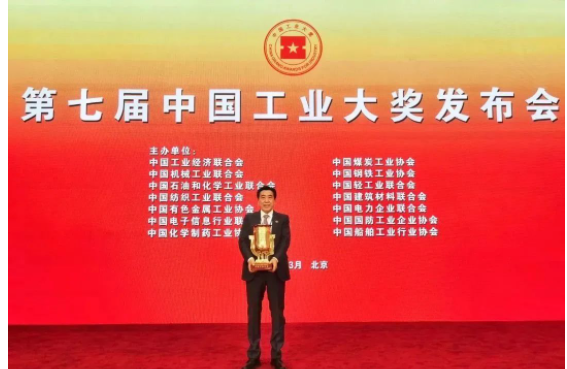 國橡中心是我國橡膠輪胎行業唯一的、最高的科技研發和創新管理平臺，由青島科技大學、軟控股份、賽輪集團聯合承建。長期以來，國橡中心通過產學研深度融合和產業鏈上下游協同，堅持基礎研究。它集成開發了輪胎智能工廠整體解決方案交付數字化車間整體方案50余套，具備橡膠全產業鏈技術研發和集成能力，可提供系列裝備和整體技術方案，面向橡膠輪胎行業提供橡膠輪胎工廠“交鑰匙”工程。