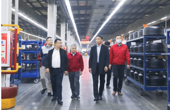 除了參觀棗礦橡膠公司，曹限東還深入全鋼八億橡膠和半鋼豐源輪胎實(shí)地交流，了解了生產(chǎn)組織、現(xiàn)場定置、設(shè)備運(yùn)行、員工面貌、物流發(fā)貨等。