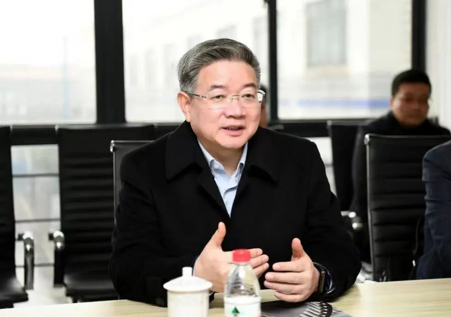 隨后，傅書記一行前往車間現場進行參觀，了解企業產品生產過程。一行人邊走邊看，途中傅書記鼓勵我們要立足自身優勢，堅守主責主業，加強技術創新和產品研發，加快轉型發展步伐。