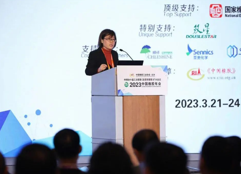 會議伊始，中國橡膠工業協會會長徐文英做了2022年中國橡膠工業協會工作匯報及2023年工作計劃。徐文英表示，2022年，協會持續服務企業，解決行業難點問題，做好企業與政府的溝通橋梁，并加強協會內部自身建設。2023年，基礎工作之外，協會還將積極組織海外考察，推動雙碳目標實施，推動行業評價體系制定等。徐文英還呼吁要改變觀念，從數量規模效益轉往質量發展，期待行業打破邊界，積極跨界協同，實現共生共榮。