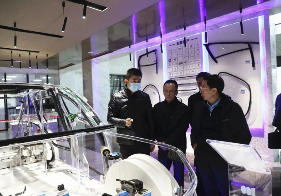 吳衛(wèi)東博士一行先后參觀了建新總部產(chǎn)品展廳，試驗中心(CNAS認可試驗室)，膠管公司，減震、高分子、密封條梅橋工廠，實地考察建新的自動化生產(chǎn)線、智能化生產(chǎn)設(shè)備、橡膠原材料存儲環(huán)境、Audit匹配室及產(chǎn)品的生產(chǎn)工藝和流程等。期待建新繼續(xù)在汽車零部件領(lǐng)域深耕，聚焦主業(yè)實業(yè)，打造成為世界級科研領(lǐng)先的智能生態(tài)系統(tǒng)優(yōu)質(zhì)服務(wù)平臺。