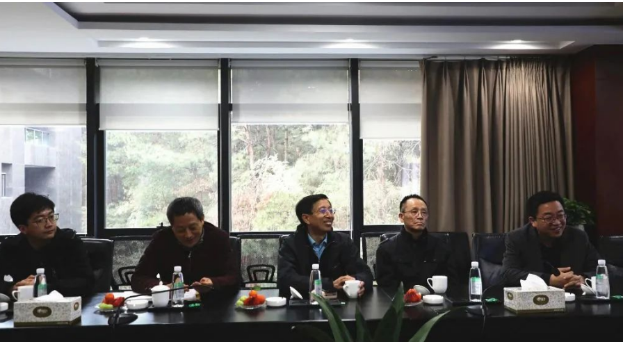 建新工會主席陳春學(xué)表示，建新與高校的產(chǎn)學(xué)研合作項目融洽且取得良好成效，希望后續(xù)與北化的科研團隊進行深入合作。借助科研團隊力量，使建新橡膠材料在配方、性能與新材料應(yīng)用等方面進一步突破與創(chuàng)新，加速推動企業(yè)研發(fā)生產(chǎn)能力再上新臺階，進一步提升行業(yè)核心競爭力。