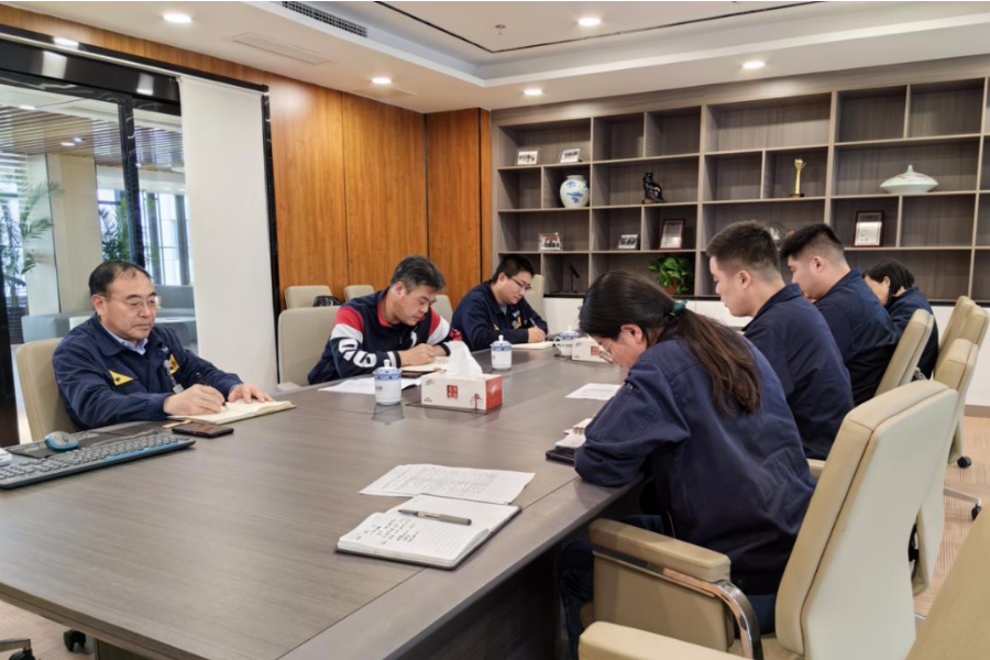 會上，王宏及各研發項目組長就青島黑貓近期的研發進度及新產品的推廣銷售情況展開匯報。魏明充分肯定了青島黑貓研發工作方面的努力，并對青島黑貓新產品表示支持，青島黑貓要充分發揮科技研發實力，為股份公司創造更大利潤價值，實現企業高質量發展新篇章。