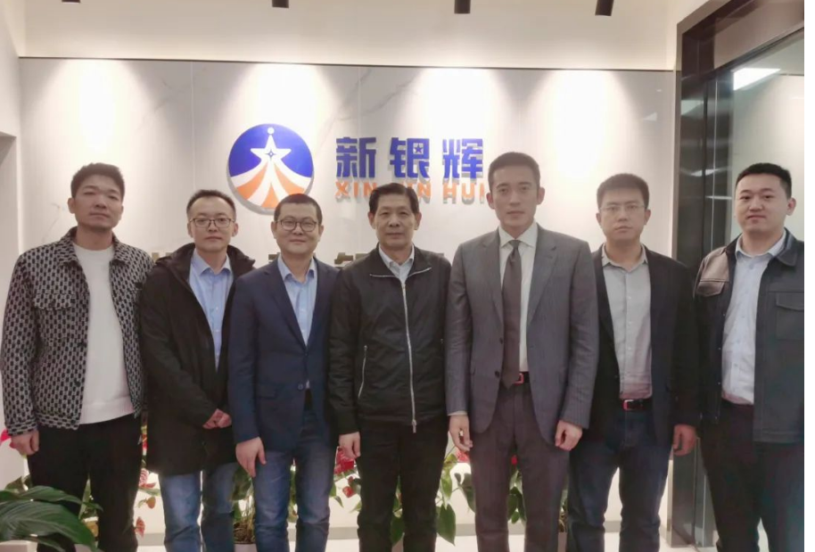 華勤集團通力輪胎有限公司總經理牛飛一行，到訪湖北新銀輝集團。新銀輝集團董事長張緒艮、副董事長張輝，帶領團隊熱情接待。