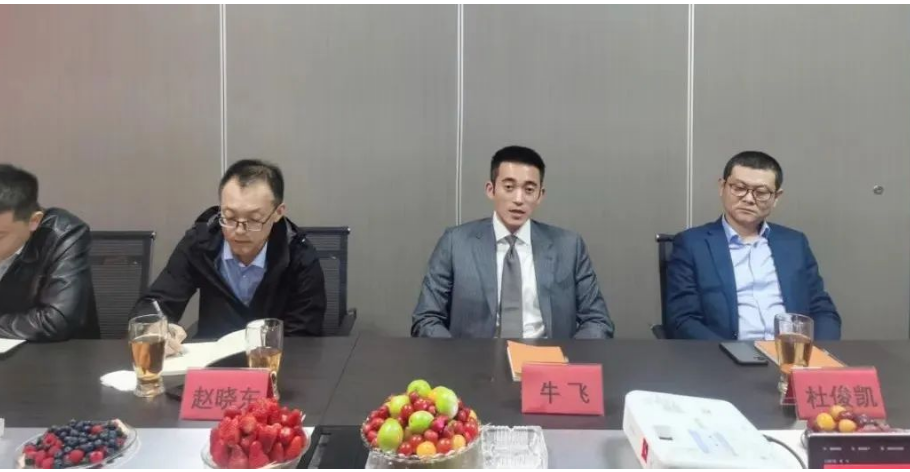 在張緒艮的陪同下，牛飛一行參觀了企業輪胎倉庫及辦公樓。隨后，雙方在會議室，進行有關座談交流。