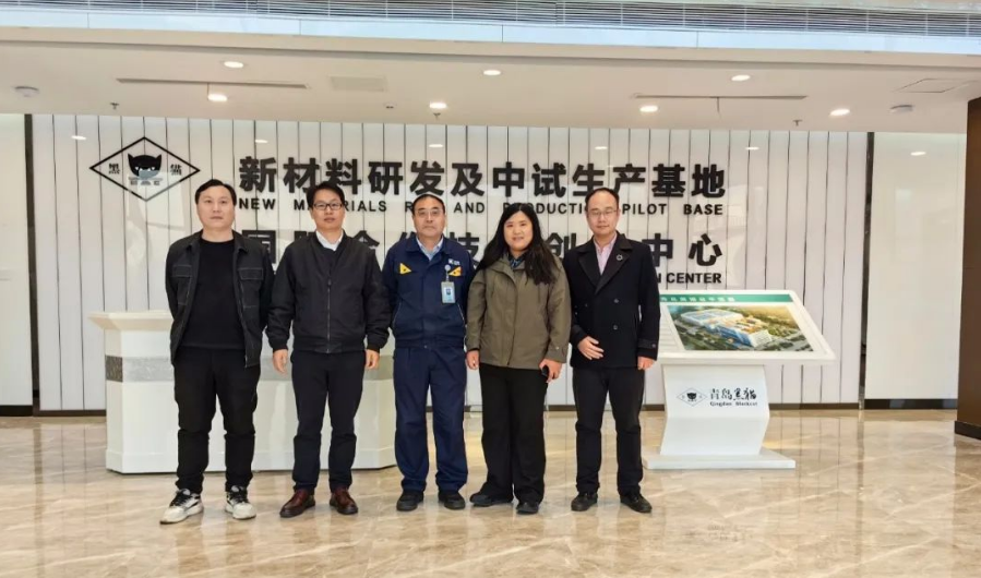 近日，玲瓏輪胎橡膠研究總院副院長郭建平、配方設計部主任李彥果及材料開發部的相關專家一行到青島黑貓開展技術交流。青島黑貓黨支部書記、總經理王宏及相關研發團隊人員陪同。