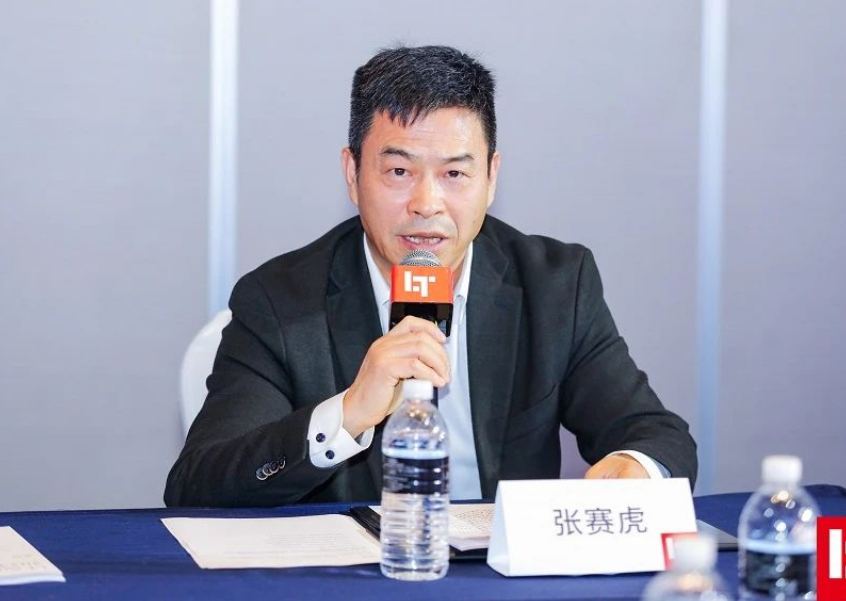 在大會G20領袖峰會上，薩馳智能高級副總裁張賽虎發表重要演講，向參會的領導和同仁分享了薩馳智能在智能產線、智慧工廠一站式整體解決方案和服務方面積累的經驗，以及未來的發展方向和思路。他強調，薩馳智能將始終堅持創新驅動戰略，聚焦高端核心裝備制造、高效供應鏈和優質客戶服務的數字化智能產線高質量發展戰略，為更多行業的企業邁向數智物流、實現數字化轉型提供更好的服務。