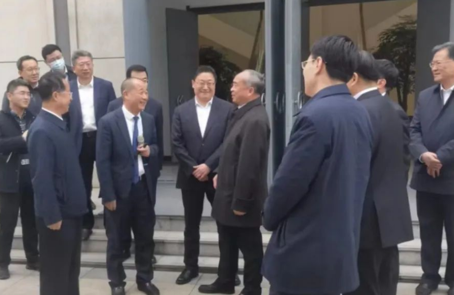 此外，林武書記強調，要著力營造一流營商環境，為企業和園區的發展提供優質高效服務。他表示，安全生產責任重于泰山，企業要扛牢主體責任，嚴格落實安全生產各項制度要求。在此次調研中，還有省委常委、秘書長張海波，省直有關部門主要負責同志參加，新區工委書記孫永紅、董家口管委主任楊亦武、金能科技董事長秦慶平等陪同觀摩。