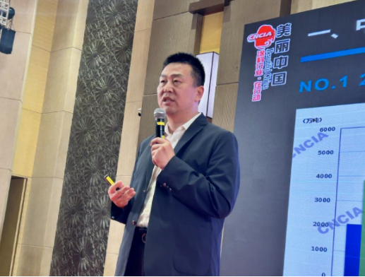 中國涂料工業(yè)協(xié)會秘書長劉杰作為論壇嘉賓之一，提出了中國涂料行業(yè)的趨勢及寧波涂料產(chǎn)業(yè)發(fā)展建議。他認(rèn)為，未來涂料行業(yè)將由發(fā)展大范圍增量的時代轉(zhuǎn)變?yōu)榉€(wěn)中求進(jìn)。他預(yù)測，未來5-10年，低VOCs含量的涂料以及溶劑型高固體分涂料將是發(fā)展的趨勢。同時，他建議寧波涂料企業(yè)積極順應(yīng)行業(yè)發(fā)展趨勢，以綠色、專業(yè)、精細(xì)、高效實(shí)現(xiàn)穩(wěn)中求進(jìn)發(fā)展之路。