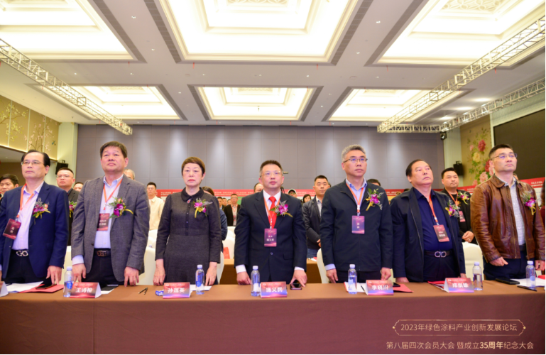 會議圍繞福建省產(chǎn)業(yè)政策法規(guī)、綠色涂料企業(yè)轉(zhuǎn)型升級、上下游產(chǎn)業(yè)有效融合、行業(yè)綠色發(fā)展等話題展開討論。會上，福建省涂料工業(yè)協(xié)會積極打造“中國仿石涂料基地”名片，開展產(chǎn)業(yè)鏈融合創(chuàng)新，引領(lǐng)中國仿石涂料行業(yè)健康可持續(xù)發(fā)展，在仿石涂料的上下游產(chǎn)業(yè)鏈進(jìn)行研發(fā)、生產(chǎn)、營銷、施工應(yīng)用、施工培訓(xùn)整合并制定相應(yīng)標(biāo)準(zhǔn)。