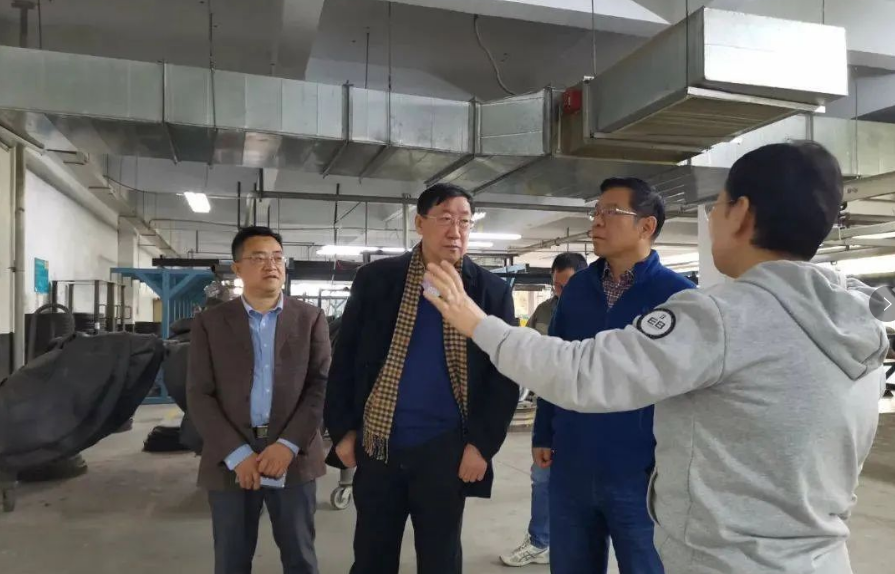 在二樓大廳，大家共同觀看了輪胎翻新宣傳片以及智能管理系統視頻資料。張秀麗詳細為李會長一行介紹了智能管理系統的目的以及各項功能等。接著，大家共同參觀了鄭州萬通輪胎文化園，并參觀了翻新研發室。張秀麗詳細講解了輪胎的價值，稱一條輪胎完磨后只能發揮出30%的價值，其余70%的價值在于胎體。萬通采用普利司通的多次翻新工藝，翻新胎的胎面膠使用里程可達25到30萬公里，同樣具有普利司通新胎的性能。張秀麗表示，翻新和智能管理系統項目符合當代的創新趨勢，是發展循環經濟綠色經濟，可有效降低車輛事故，實現數字化轉型。
