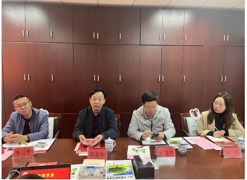 河南涂協蘇全軍秘書長首先對吳曉明秘書長將自身從事協會多年的工作經驗傾囊相授表示感謝，尤其是對平臺賦能企業發展、精準服務企業、內部精細化管理、黨建工作等方面作了重點介紹深有感受，寧波涂協務實接地氣，在服務上真正設身處地的為會員企業著想!寧波涂協的這些工作成績和經驗得到河南涂協一行一致認同。