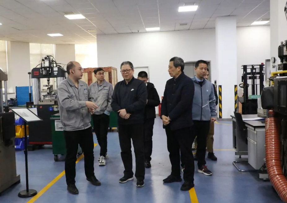 寧波市科協(xié)原主席陳文輝、副主席施英等一行日前到訪建新趙氏科技有限公司進行指導(dǎo)。