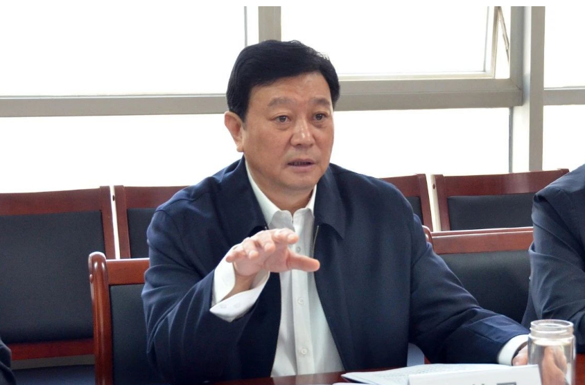 劉普軍會(huì)長(zhǎng)首先對(duì)李玉俊副市長(zhǎng)一行的來訪表示熱烈歡迎。他指出，中國(guó)涂料行業(yè)堅(jiān)定正確的政治方向，全面貫徹新發(fā)展理念，加快構(gòu)建新發(fā)展格局。目前中國(guó)涂料產(chǎn)業(yè)的發(fā)展布局尚不均衡，長(zhǎng)三角、珠三角地區(qū)相對(duì)成熟，東北地區(qū)還有待開發(fā)。中國(guó)涂料工業(yè)協(xié)會(huì)將會(huì)大力支持牡丹江涂料產(chǎn)業(yè)的崛起，助力推動(dòng)牡丹江乃至東北地區(qū)的經(jīng)濟(jì)發(fā)展。相信東北地區(qū)一定會(huì)在各級(jí)黨委、政府的領(lǐng)導(dǎo)下，砥礪前行、重現(xiàn)輝煌。