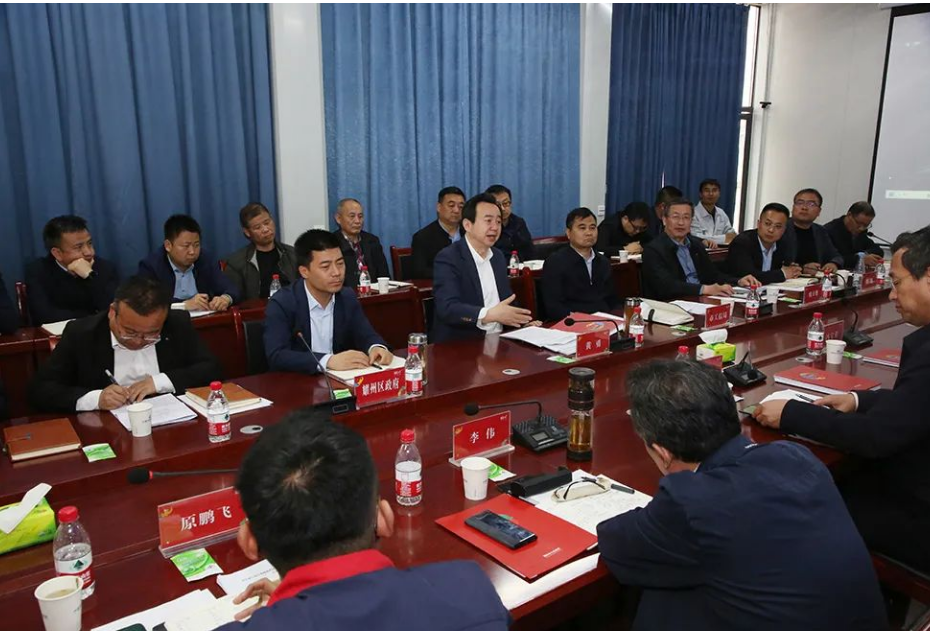 陜西省銅川市市委常委、常務(wù)副市長黃勇，與山東玲瓏輪胎股份有限公司董事長、總裁王鋒，進行了座談交流。雙方深入交流了玲瓏重點項目推進有關(guān)工作。