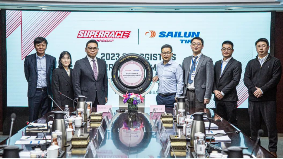 賽輪集團與韓國SUPERRACE公司在青島舉行“2023年CJ LOGISTIC SUPERRACE CHAMPIONSHIP”賽事簽約儀式，賽輪集團成為韓國最大賽事“CJ SUPERRACE GT CLASS”的獨家輪胎供應商，這標志著賽輪集團賽事胎在國際化市場的開拓上邁出了堅實的一步。