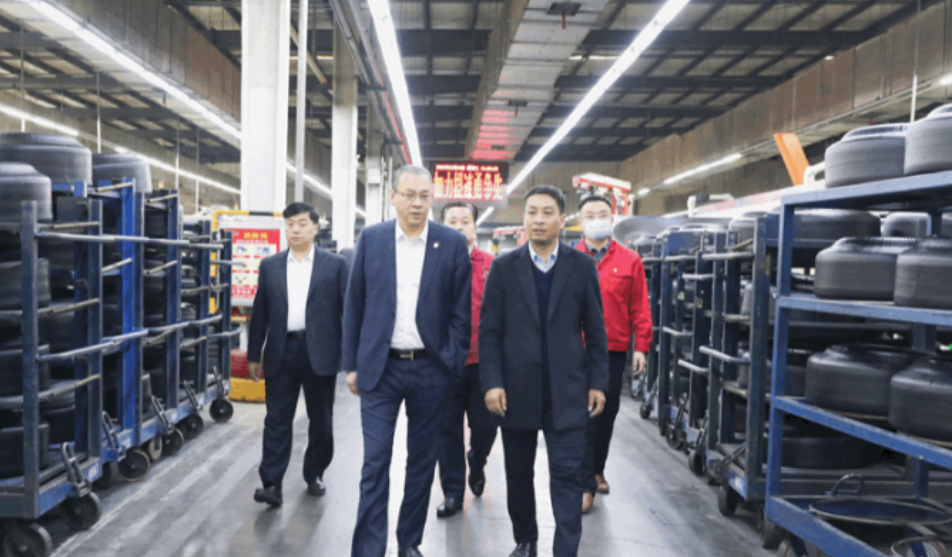 深圳市山東商會執行秘書長陳振永一行到豐源輪胎公司進行了參觀交流。期間，陳振永一行還深入現場，實地查看了公司精益化生產及智能化存儲。
