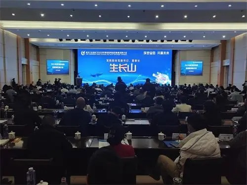 邵文林表示，當前，寶勝正大力推進“8+8”立體式營銷體系建設，將產品經銷作為企業營銷模式的重要組成部分，持續完善渠道銷售網絡建設。未來，寶勝股份將多措并舉服務好新老經銷商朋友，進一步優化經銷政策，構建數智化供應鏈系統，提供更多優質產品和服務。