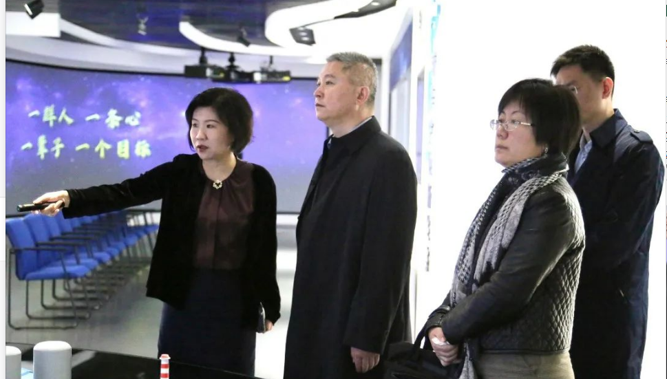 青島市民營經濟發展局黨組書記楊超一行到訪國橡中心。袁仲雪對市民營經濟發展局在服務、助力國橡中心產業鏈企業上發揮的巨大作用表示感謝。
