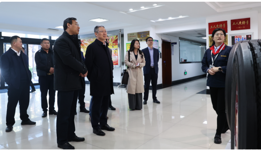 會后，胡漢杰一行還參觀了玲瓏中亞輪胎試驗場和研究總院，深入了解了玲瓏輪胎在技術研發、質量管理等方面的實力。