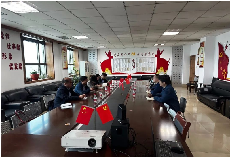 在此基礎上，該市兩家職業學院負責招生就業的同志與11家有用工需求的企業進行面對面的現場對接。雙方進行了逐一的雙向選擇，共達成用工需求意向533個，為企業用工提供了精準服務。