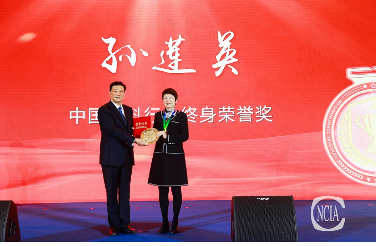 在會(huì)議上，中國涂料工業(yè)協(xié)會(huì)名譽(yù)會(huì)長孫蓮英，獲得中國涂料工業(yè)協(xié)會(huì)頒發(fā)的涂料行業(yè)終身榮譽(yù)獎(jiǎng)。孫蓮英自2009年起連續(xù)13年掌舵涂料行業(yè)這艘巨輪乘風(fēng)破浪、揚(yáng)帆遠(yuǎn)航。在中國涂料工業(yè)的百年發(fā)展史上，這是值得濃墨重彩記錄的一筆。