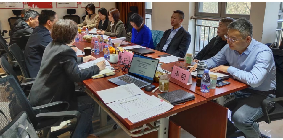 中國橡膠工業協會于上周在北京主持召開了團體標準送審稿的審查會，審查的三項標準分別是《自然硫化丁基橡膠防腐襯里》、《浸膠簾子布克重試驗方法》以及《鋼簾線單位產品能源消耗限額》。