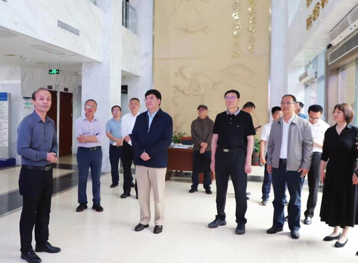 云南省政協副主席李學林一行到橡膠所調研了解海南省天然橡膠產業發展情況。中國熱科院副院長張以山陪同調研。