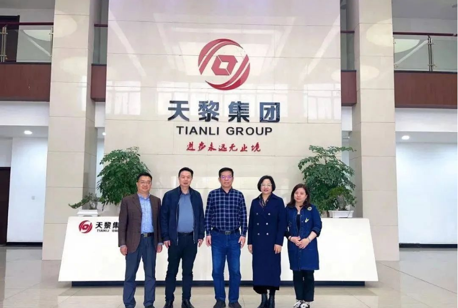 在交流中，李會長強調，這次協會走基層，訪實情，共發力的調研活動到武漢華中強化輪胎公司后感觸頗深，感謝華中強化輪胎公司為協會和市場輪胎循環利用作出的努力和貢獻。