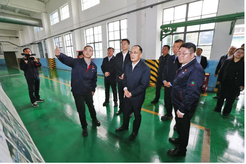 延長石油集團公司總經理、黨委副書記張愷颙帶領相關部門到延長石油西北橡膠公司就企業安全環保、產品銷售、經營發展等情況進行調研，并召開座談會，協調解決問題。集團公司黨委副書記陳琦，總經理助理李軍，董事會秘書、發展規劃部部長魯尚榮等一同調研。