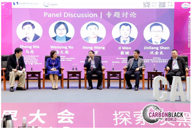 會議開始,大會邀請行業、炭黑上下游企業代表參加主題為“‘3060’雙碳目標的背景下,炭黑行業上下游合作”的專題討論。中國橡膠工業協會會長徐文英、青島黑貓新材料研究院有限公司總經理王宏、旭陽集團營銷化工事業部副總經理翁繼、蘇州寶化炭黑有限公司董事長沈金良參加討論。該環節由大陸馬牌輪胎(中國)有限公司亞太區標準及法規總監馬忠主持。 會議開始,大會邀請行業、炭黑上下游企業代表參加主題為“‘3060’雙碳目標的背景下,炭黑行業上下游合作”的專題討論。中國橡膠工業協會會長徐文英、青島黑貓新材料研究院有限公司總經理王宏、旭陽集團營銷化工事業部副總經理翁繼、蘇州寶化炭黑有限公司董事長沈金良參加討論。該環節由大陸馬牌輪胎(中國)有限公司亞太區標準及法規總監馬忠主持。