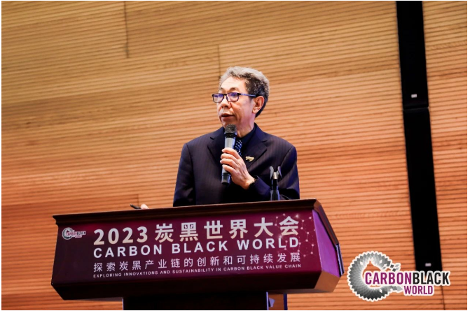 龍星化工股份有限公司副總經理馬寶亮作了題為《炭黑全生命周期的碳排放分析》的報告,報告對炭黑全生命周期各個階段產生的二氧化碳排放情況進行了分析,并提出了相關解決建議。 龍星化工股份有限公司副總經理馬寶亮作了題為《炭黑全生命周期的碳排放分析》的報告,報告對炭黑全生命周期各個階段產生的二氧化碳排放情況進行了分析,并提出了相關解決建議。