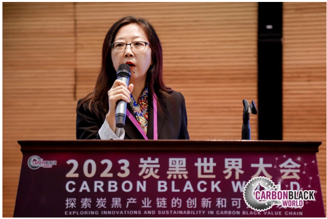 青島德固特節能裝備股份有限公司設計部副部長朱紫龍作了題為《模塊化炭黑尾氣余熱回收系統的升級應用》的報告,介紹了該系統的優勢,除可以高效回收尾氣中的熱量,產生高溫過熱蒸汽用于工業生產及發電外,還可以有效控制氧含量、NOx及SOx的含量。 青島德固特節能裝備股份有限公司設計部副部長朱紫龍作了題為《模塊化炭黑尾氣余熱回收系統的升級應用》的報告,介紹了該系統的優勢,除可以高效回收尾氣中的熱量,產生高溫過熱蒸汽用于工業生產及發電外,還可以有效控制氧含量、NOx及SOx的含量。