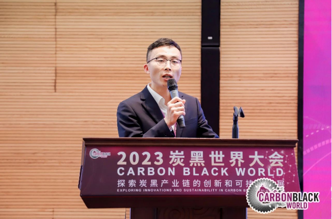 國家橡膠與輪胎工程技術研究中心怡維怡橡膠研究院副院長賈維杰作了題為《一種表征白炭黑和聚合物相互作用的方法》的報告,報告介紹了一種新的評價硫化膠中白炭黑和聚合物的相互作用,或者說硅烷偶聯劑的反應效率的方法。 國家橡膠與輪胎工程技術研究中心怡維怡橡膠研究院副院長賈維杰作了題為《一種表征白炭黑和聚合物相互作用的方法》的報告,報告介紹了一種新的評價硫化膠中白炭黑和聚合物的相互作用,或者說硅烷偶聯劑的反應效率的方法。