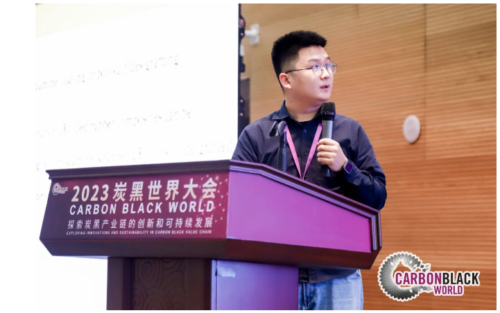 華南理工大學材料科學與工程學院郭寶春教授團隊汪冬博士,受院長郭寶春委托,作了題為《橡膠/炭黑納米復合材料的界面調控與性能研究》的報告,報告介紹了通過界面調控改善炭黑在橡膠基體分散,提高界面相互作用的各種新方法和相關的機理,旨在制備出高性能兼具低滯后的橡膠/炭黑復合材料。 華南理工大學材料科學與工程學院郭寶春教授團隊汪冬博士,受院長郭寶春委托,作了題為《橡膠/炭黑納米復合材料的界面調控與性能研究》的報告,報告介紹了通過界面調控改善炭黑在橡膠基體分散,提高界面相互作用的各種新方法和相關的機理,旨在制備出高性能兼具低滯后的橡膠/炭黑復合材料。