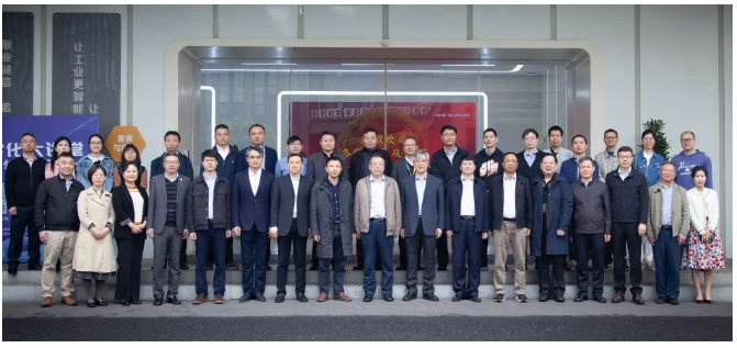 軟控股份有限公司參與了國家重點研發計劃“全價值鏈產品質量精益管控智能分析軟件項目”的研究，以解決流程行業產品質量管控面臨的挑戰。